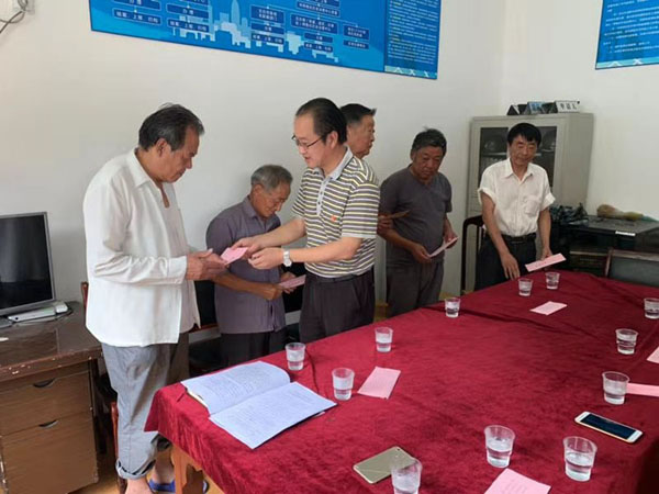 1.靖江市医疗集团党委副书记、纪检书记叶玉东慰问利民村困难党员.jpg