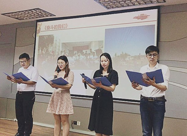 2.门诊二支部党员朗诵《奋斗的我们》.jpg