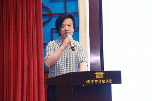 5.靖江市医疗集团党委书记、管委会主任高峰为道德讲堂作精彩点评.jpg