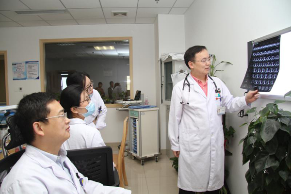 胡方斌工作照2.jpg