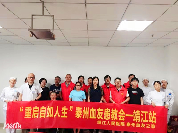 朱凌（前排右）参加公益活动.jpg