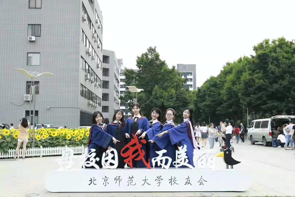 李红娟的女儿（左3）硕士毕业照.jpg