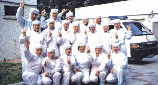1、2003年靖江市人民医院抗击非典医护人员（中排右三位为季敏红）.jpg