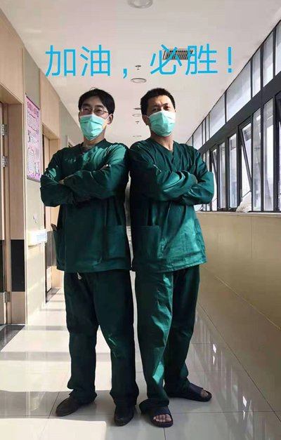 合影图注：右侧为呼吸科副主任医师刘焰东  左侧为感染科副主任医师丁松.jpg