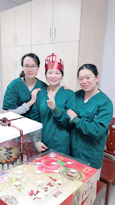 图注：朱彩娣护士长（右一）与两名过生日的同事.jpg