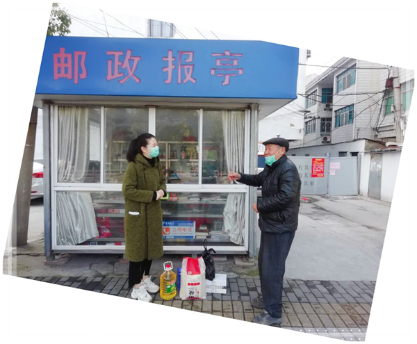 9.1门诊一党支部宣传委员臧煜（左）慰问医院抗疫一线医护人员家属.jpg