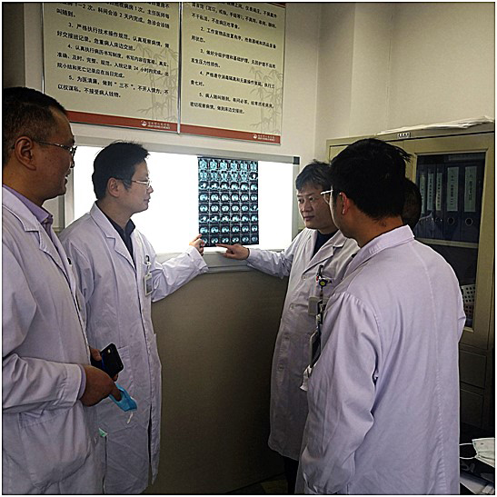 （普外科主任吕剑（右二）、泌尿外科主任刘欣（左二）和同事们在术前讨论.jpg