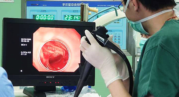 1.朱明辉主任利用胃镜查找出憩室活动性出血处.jpg
