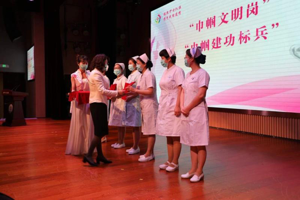 护理部主任吴春燕（右三）接收颁奖2.jpg